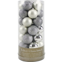 Weihnachtsbaumkugeln aus Glas mit silberfarbener Oberfläche im Behälter