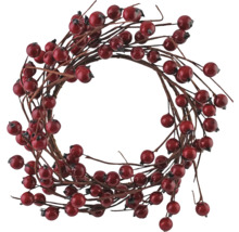 Dekorativer Kranz mit roten Beeren und braunen Zweigen