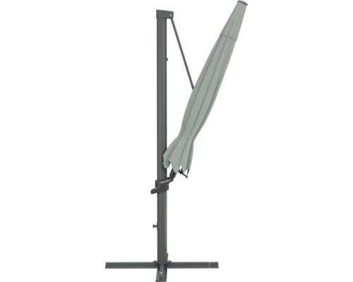 Grauer Sonnenschirm mit seitlichem Mast in geschlossenem Zustand.