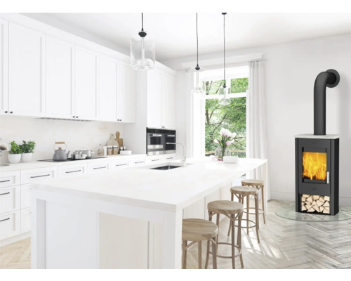 Heller Wohnraum mit Küchenzeile, Tresen mit Barhockern und Kaminofen