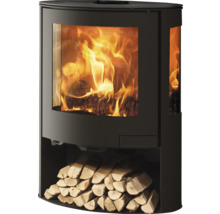 Kaminofen mit Holzscheiten im Feuerraum und Lagerfach