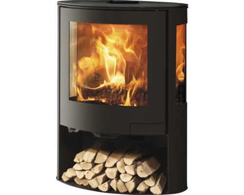 Kaminofen mit Holzscheiten im Feuerraum und Lagerfach