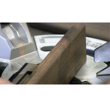 Gehrungssäge schneidet Holz mit Laserführung