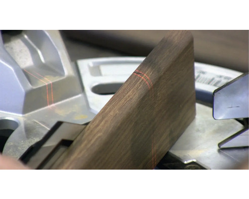 Gehrungssäge schneidet Holz mit Laserführung