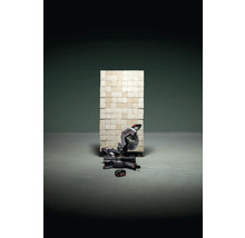 Kapp- und Gehrungssäge mit Akku vor Wand aus quadratischen Elementen