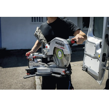 Metabo Kapp- und Gehrungssäge beim Transport durch eine Person