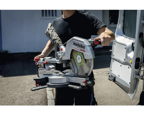 Metabo Kapp- und Gehrungssäge beim Transport durch eine Person