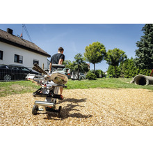 Metabo Logo. Eine Kapp- und Gehrungssäge steht im Freien auf einem Untergestell.