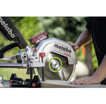 Metabo KGS 18 LTX BL 305 Kapp- und Gehrungssäge in Betrieb