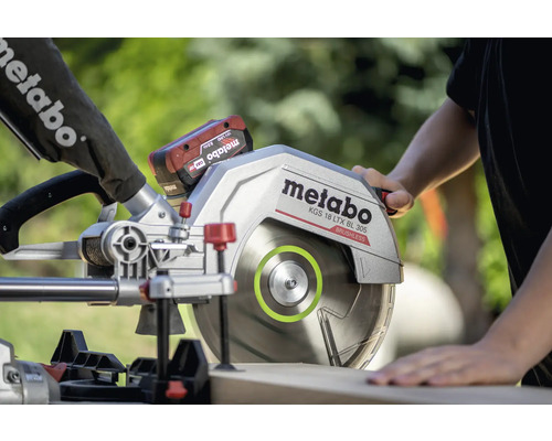 Metabo KGS 18 LTX BL 305 Kapp- und Gehrungssäge in Betrieb