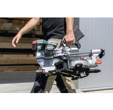 Eine Person trägt eine Metabo Kapp- und Gehrungssäge.