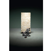 Metabo Kapp- und Gehrungssäge vor einer Wand aus Mauersteinen