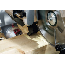 Kapp- und Gehrungssäge schneidet Holzbrett