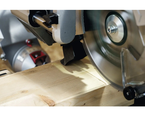 Kapp- und Gehrungssäge schneidet Holzbrett