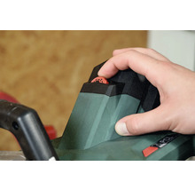 Hand stellt Tiefeneinstellung an einer Akku-Heckenschere ein.