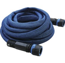 Aufgerollter Gartenschlauch mit Kupplungen