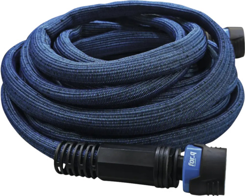 Aufgerollter Gartenschlauch mit Kupplungen