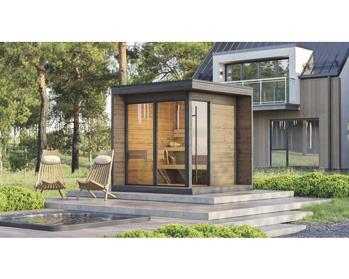 Helle moderne Außensauna mit Holzfassade und Glaswänden auf einer Terrasse neben einem Pool und Liegestühlen vor einem modernen Haus im Wald.