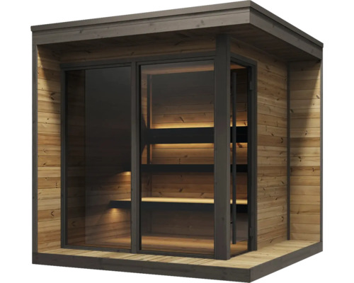 Moderne Gartensauna aus Holz mit großer Glasfront und beleuchteten Innenbänken auf mehreren Ebenen.