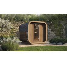 Moderne Außensauna aus Holz in Pod-Form mit Glastür und dunklem Schindeldach in einem Garten auf einer Terrasse.