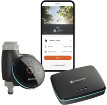 Gardena Smart System bestehend aus Steuergerät, Gateway und Smartphone mit App zur Gartenbewässerung