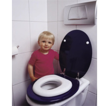 Szene mit Toilettensitz, Toilettendeckel, Toilettentrainer und Kind in einem Badezimmer.