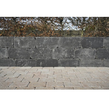 Mauer aus Betonsteinen mit Pflastersteinen im Garten