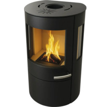 Schwarzer Kaminofen mit Holzfeuer