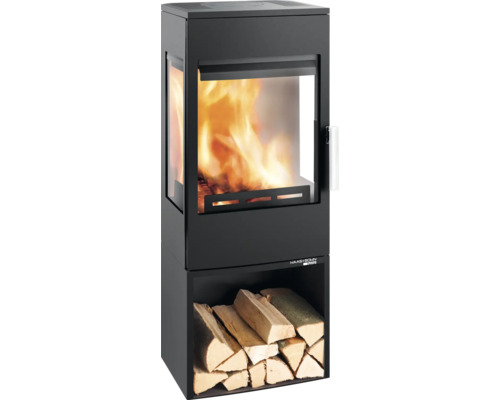 Kaminofen mit Holzscheitfach und brennendem Feuer