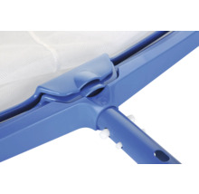 Detailaufnahme von einem Poolkescher aus Kunststoff mit Netz