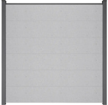 Betonzaun mit horizontalen Linien