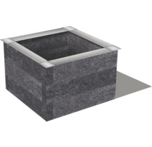 Quadratischer Pflanzkasten aus Stein mit Metallrand