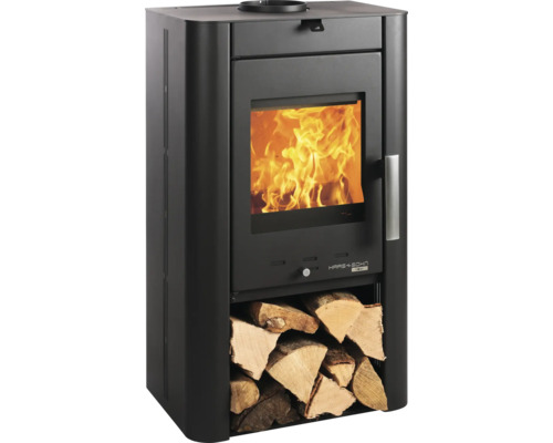 Kaminofen mit Holzfach und brennendem Feuer