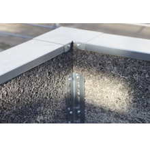 Detailansicht eines Hochbeets mit Metalleinfassung und Eckprofil.