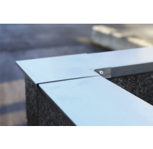 Detailaufnahme einer Beeteinfassung aus Metall