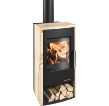 Kaminofen mit Holzfach und Feuer im Brennraum