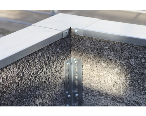 Detailansicht eines Hochbeets mit Metalleinfassung und Eckverbinder.