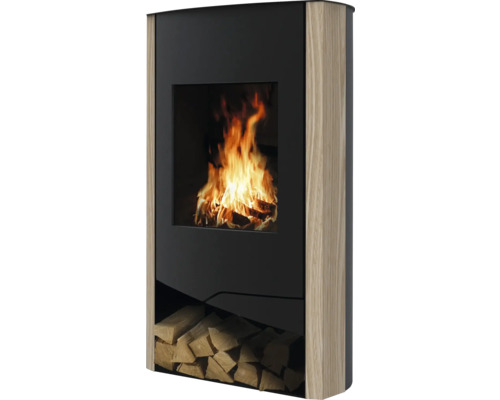 Kaminofen mit Holzfach und brennendem Feuer