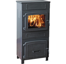 Gusseiserner Kaminofen mit Glasfenster und brennendem Holz