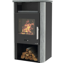 Kaminofen mit Holzfach und Feuer im Brennraum