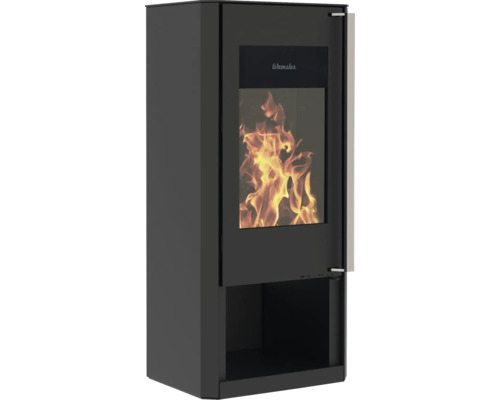 Kaminofen mit Flammen und Lagerfach