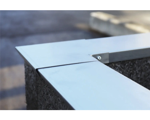 Detailaufnahme einer Beetumrandung aus Metall