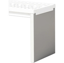 Detailansicht eines weißen Regals mit grauer Seitenwand