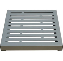 Quadratischer Gullydeckel aus Metall mit Schlitzmuster
