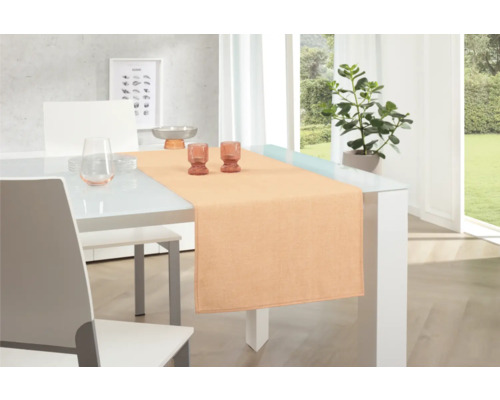 Szene mit Tisch, Stuhl, Tischläufer, Geschirr und Zimmerpflanze