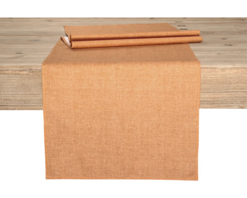 Tischläufer aus Stoff auf Holztisch