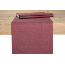 Tischläufer aus Stoff auf einem Holztisch