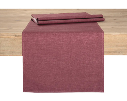 Tischläufer aus Stoff auf einem Holztisch
