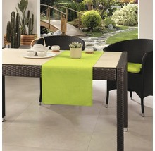 Esstisch mit Tischläufer, Geschirr und Gartenblick