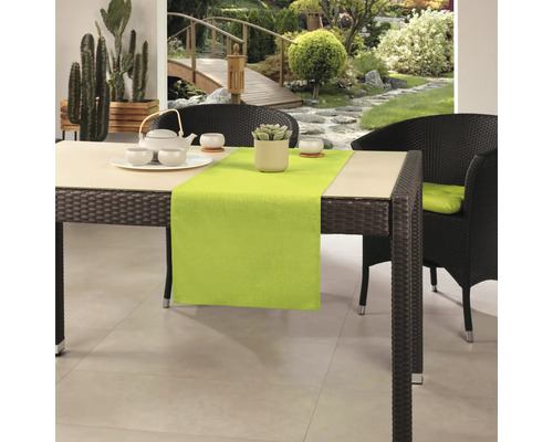 Esstisch mit Tischläufer, Geschirr und Gartenblick